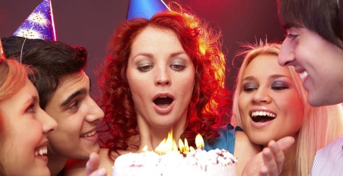 Как прикольно поздравить подругу с днем рождения?