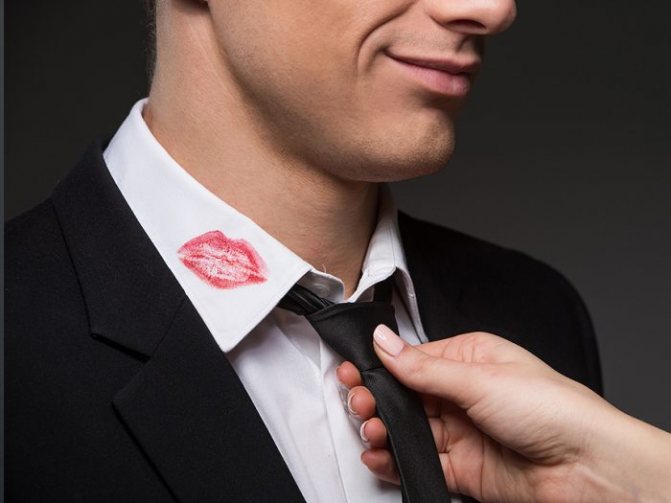 мужчина изменяет