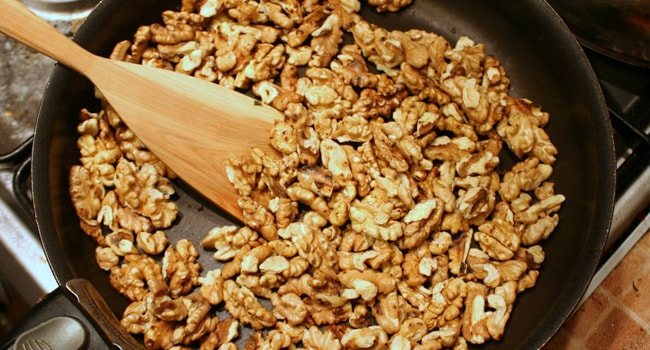 Обжариваем орехи