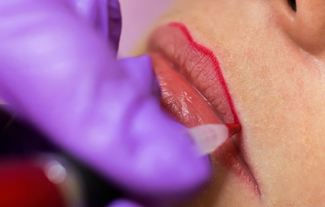Процесс татуажа губ