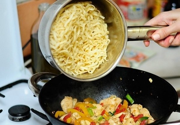 Способ приготовления ВОК лапши