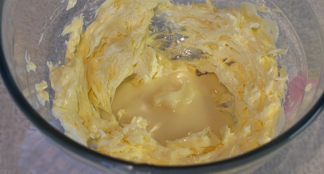 Взбиваем сливочное масло со сгущенкой