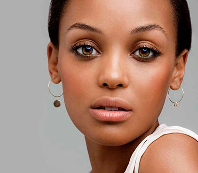 Женщина с бежевой помадой на губах